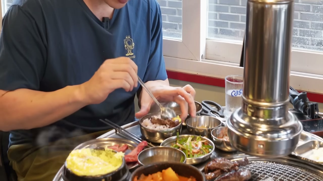 반찬을 여러 그릇에 나눠 낸다