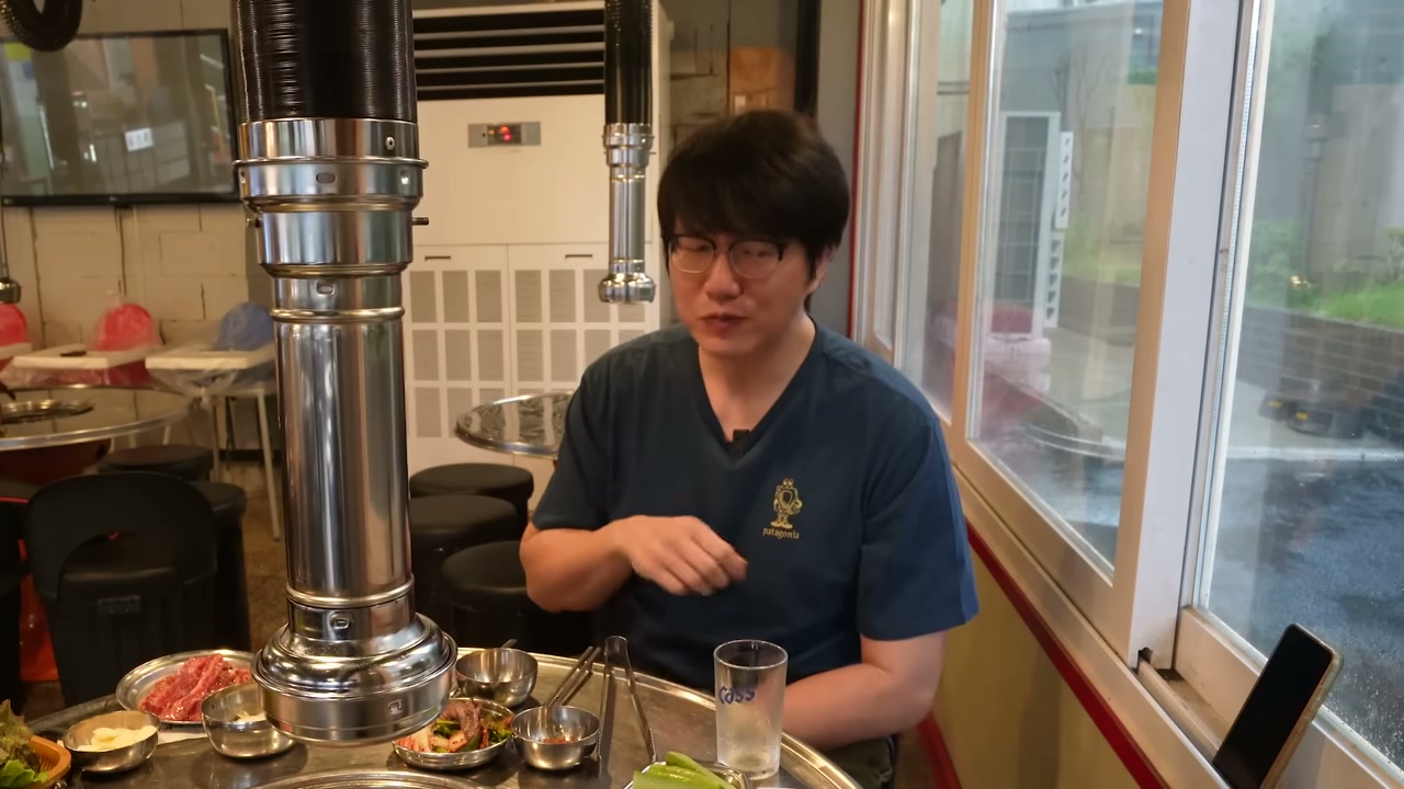 테이블마다 원통 배기구가 내려온다
