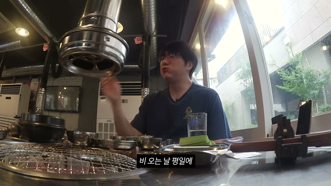 불판을 가운데 두고 굽는 구조