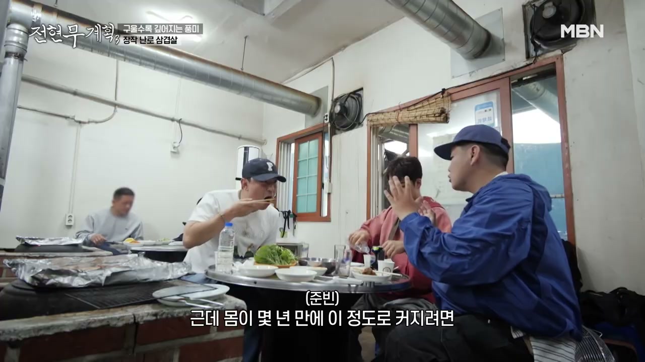 테이블 몇 개가 전부인 작은 홀