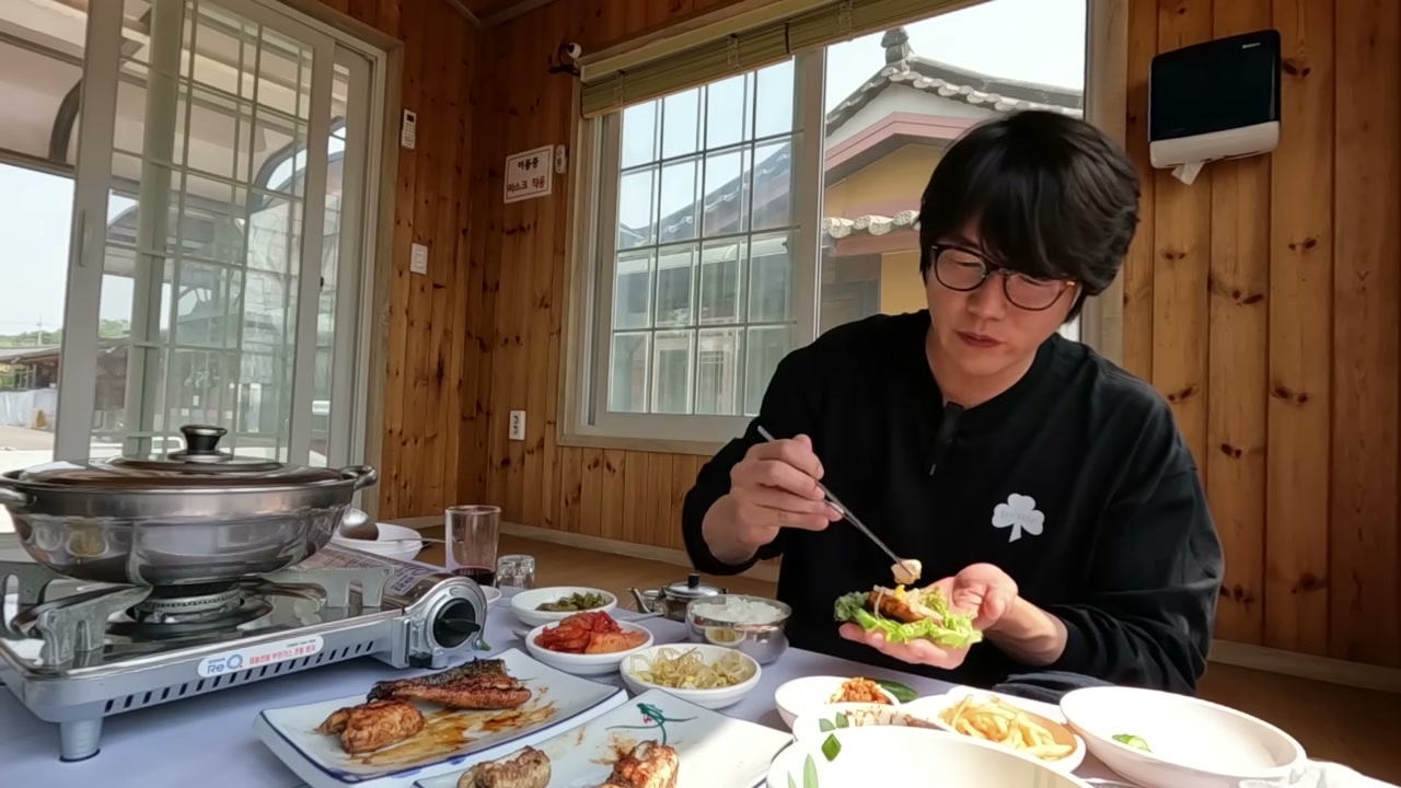 테이블 화구에 전골을 올린다