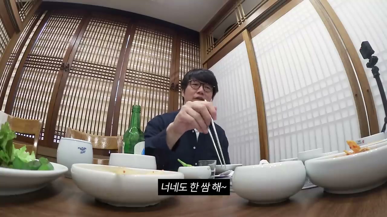상에 오른 냉면. 놋그릇이 아니라 흰 사기그릇에 나온다