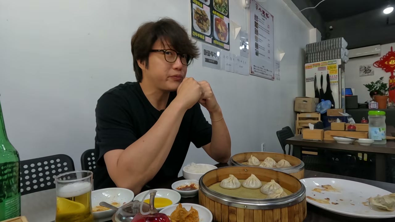벽에 메뉴 사진이 붙어 있다