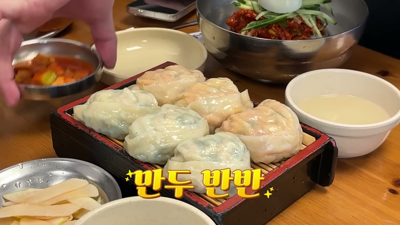만두를 반반으로 담아 낸 접시