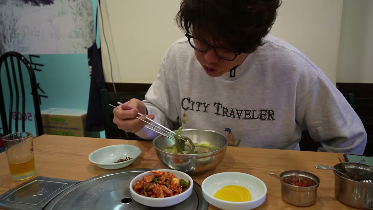 그릇에서 면을 뜬다