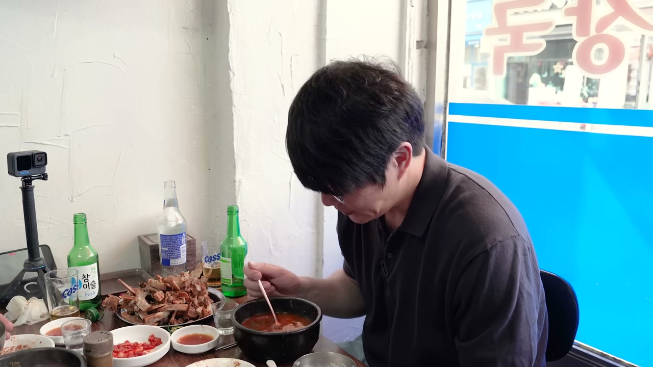 발라 낸 뼈를 쌓아 두고 먹는다