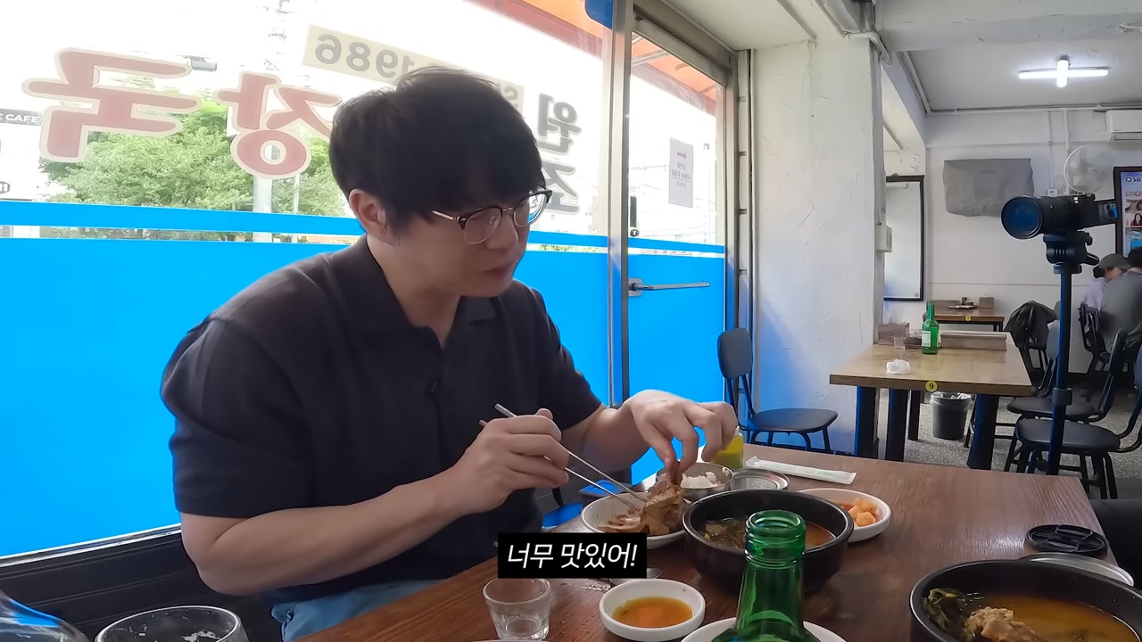 창 쪽으로 붙은 테이블