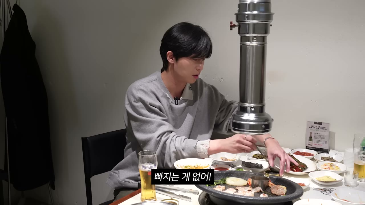불판에서 고기를 집는다