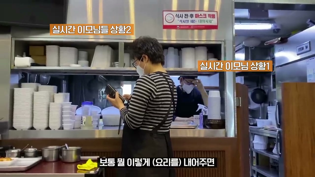 주방이 홀에서 그대로 보이는 구조다