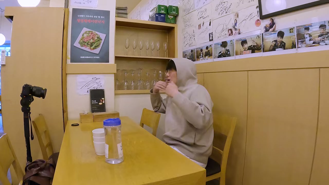 무교동유정낙지 벽에 손님 사진이 줄지어 붙어 있다