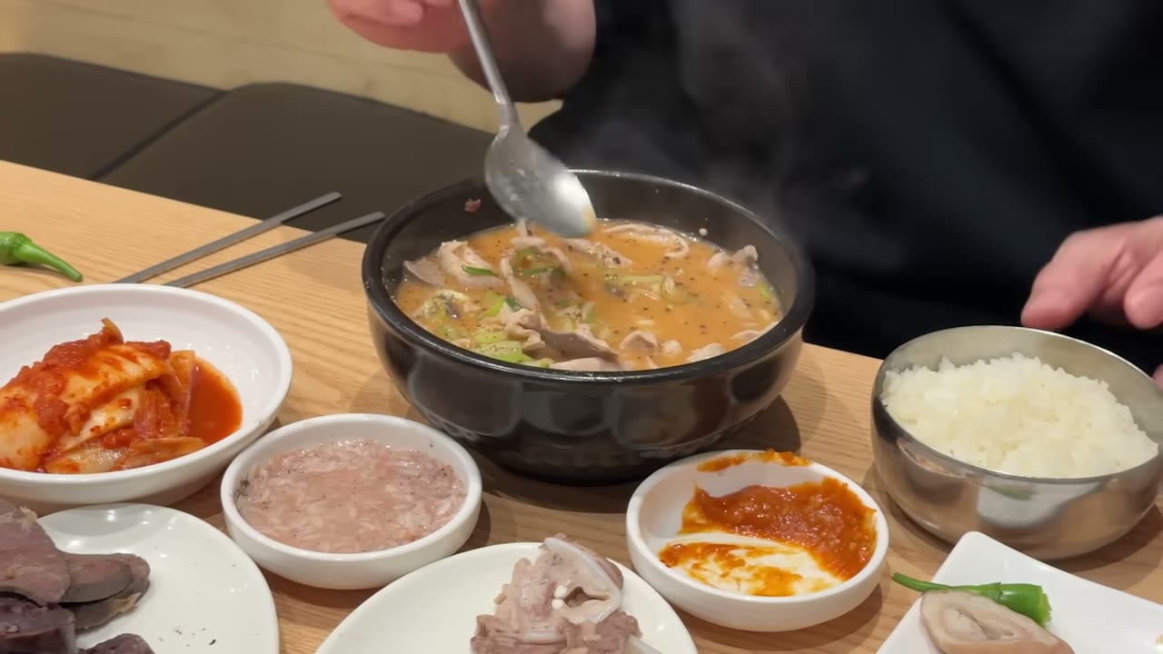 국밥과 밥이 따로 나온다