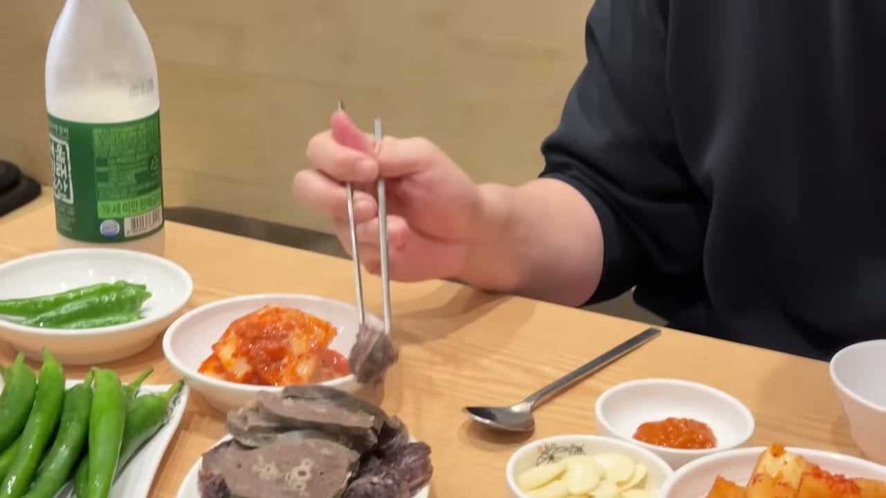 고기와 반찬이 함께 나온다