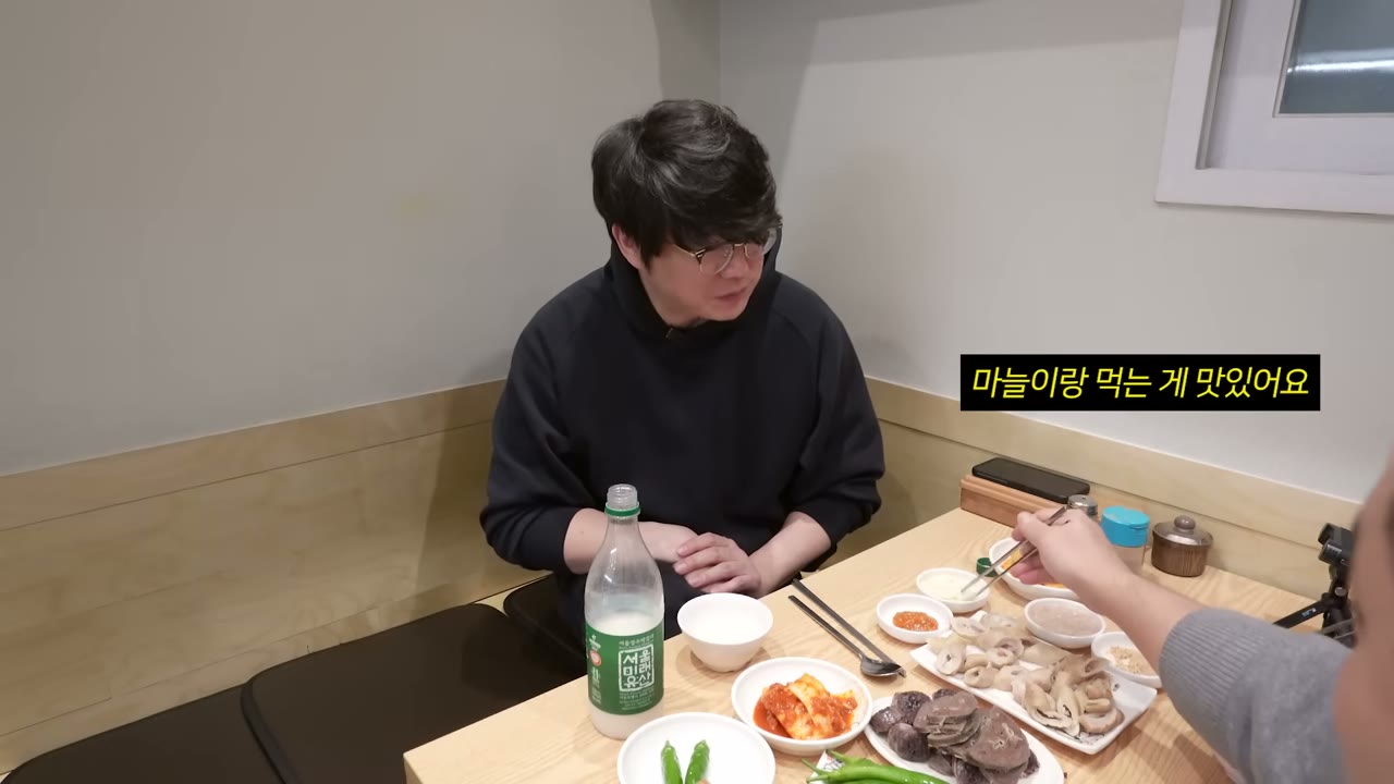 마늘을 곁들여 먹는 구성