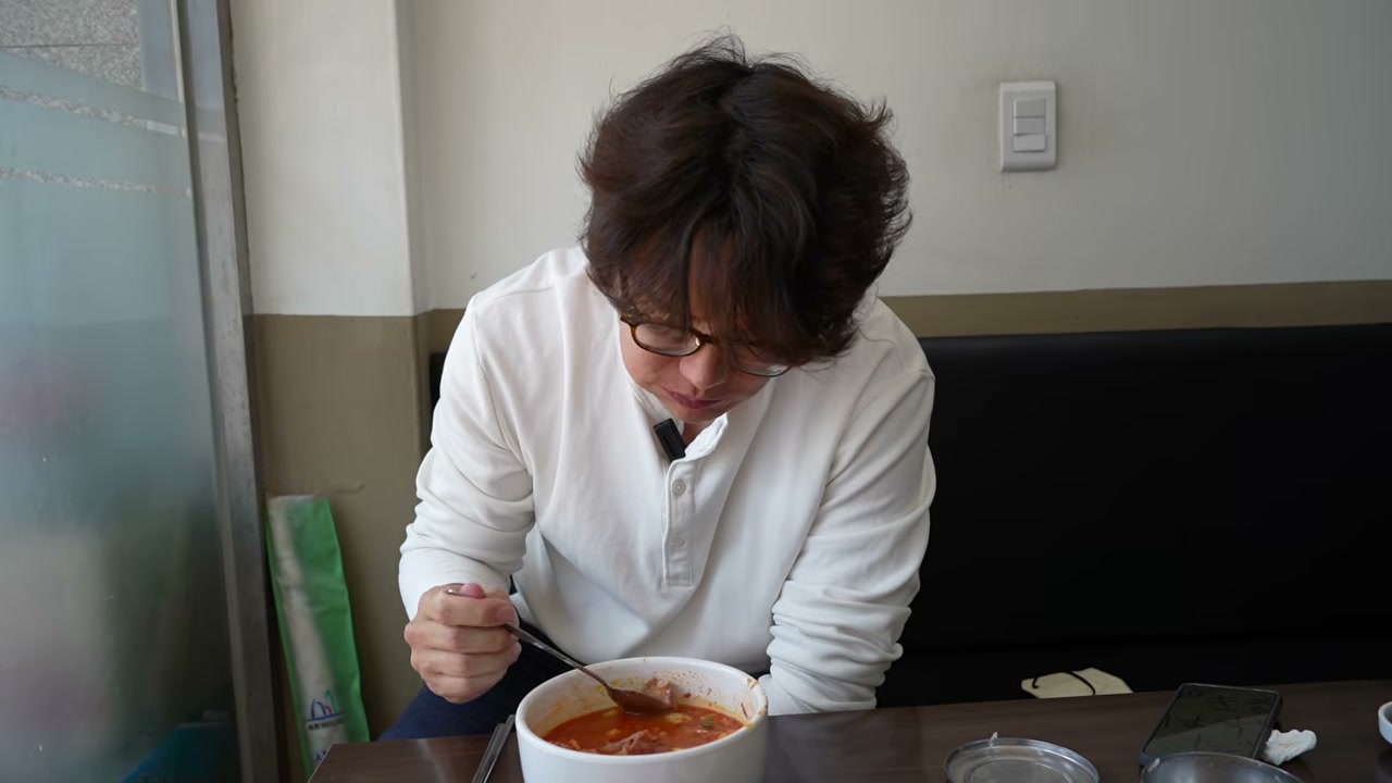 반찬은 김치 위주로 단출하다