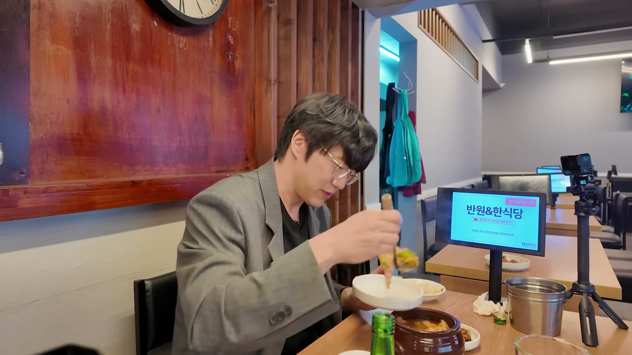 손으로 집어 먹는 크기로 나온다