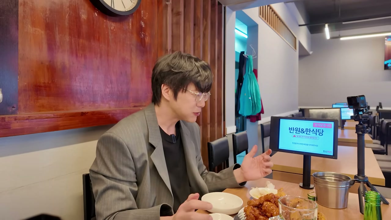나무로 두른 부스 좌석