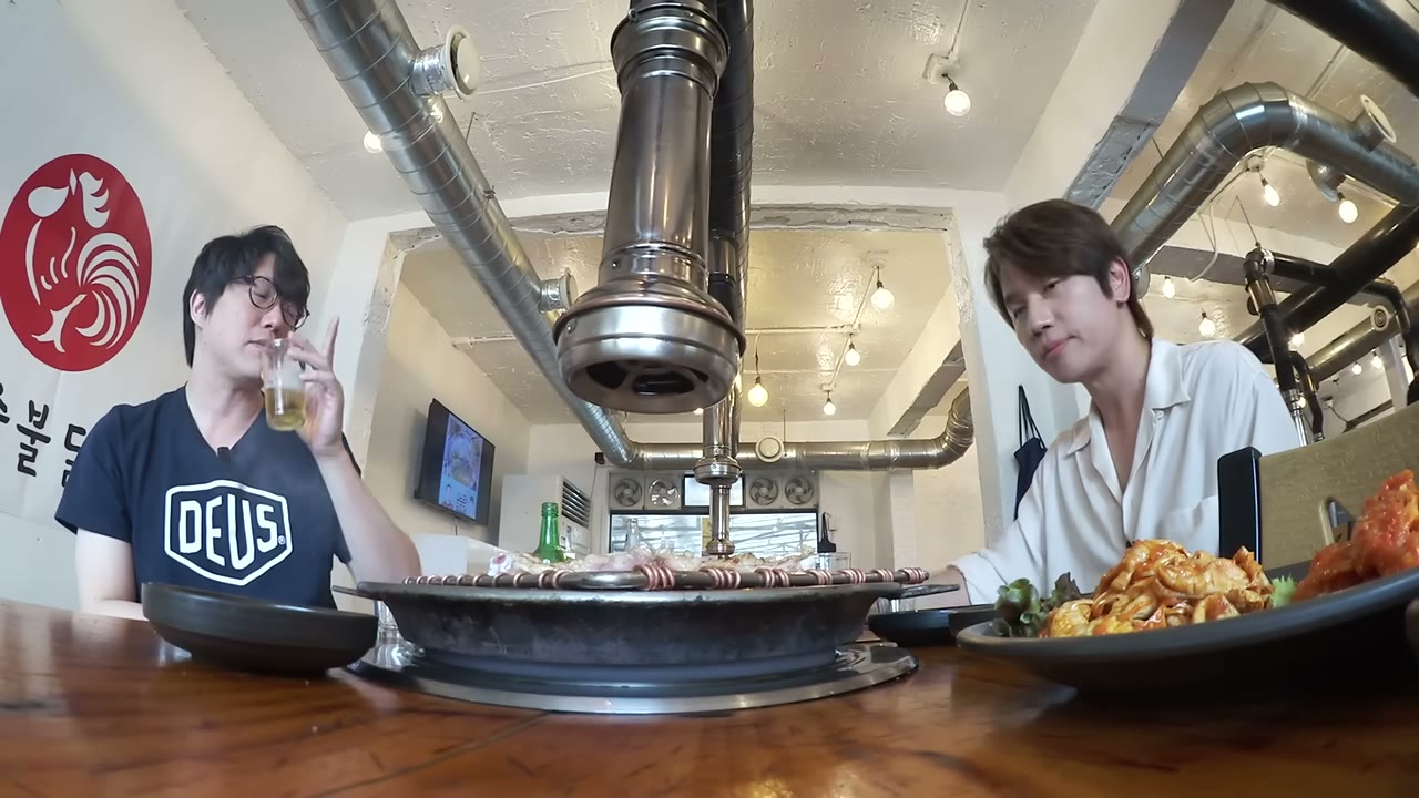 불판을 가운데 두고 앉는 자리