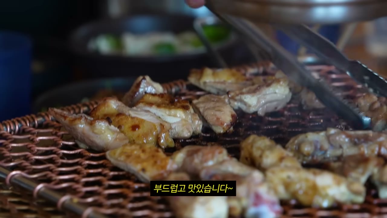 석쇠에 올려 굽는 닭갈비