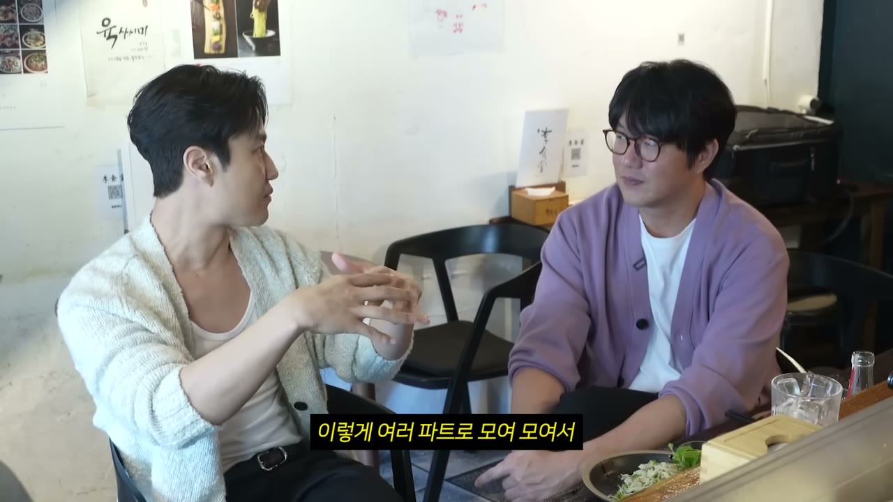 상 위에 놓인 그릇들