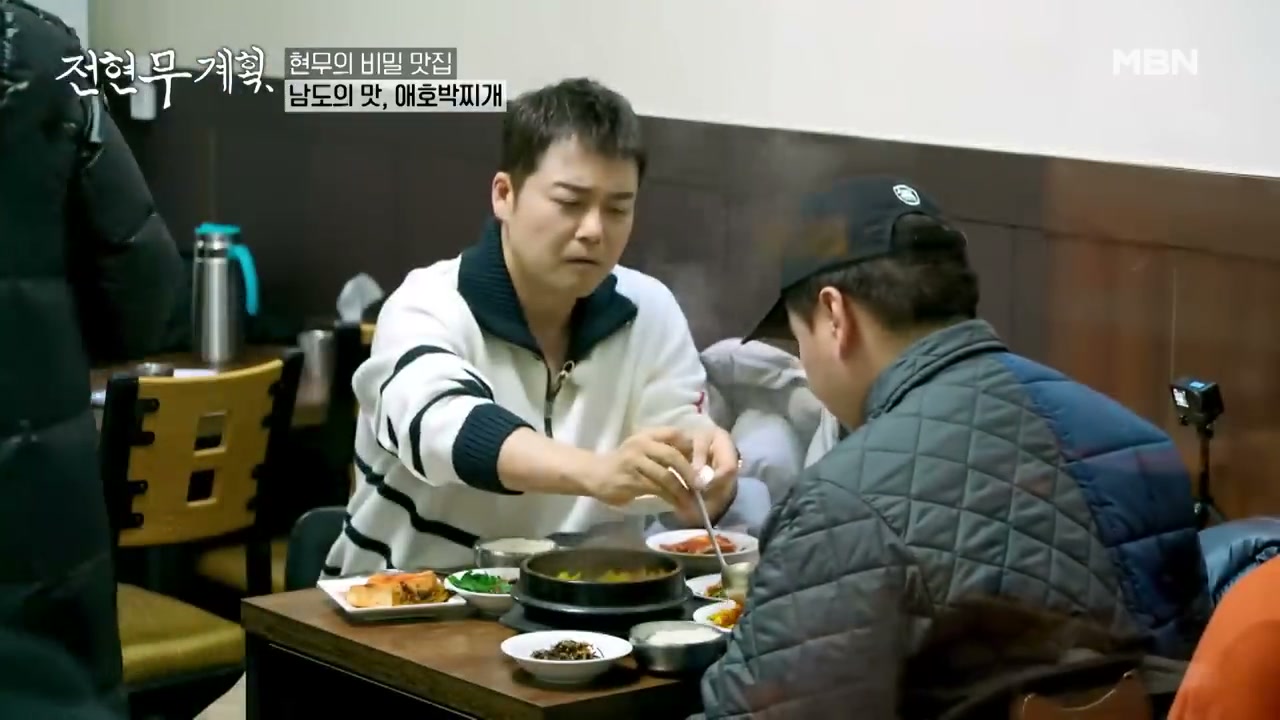 나무로 두른 좁은 홀
