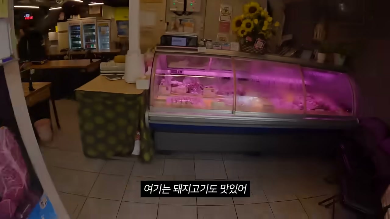 들어서면 정육 진열장이 먼저 보인다