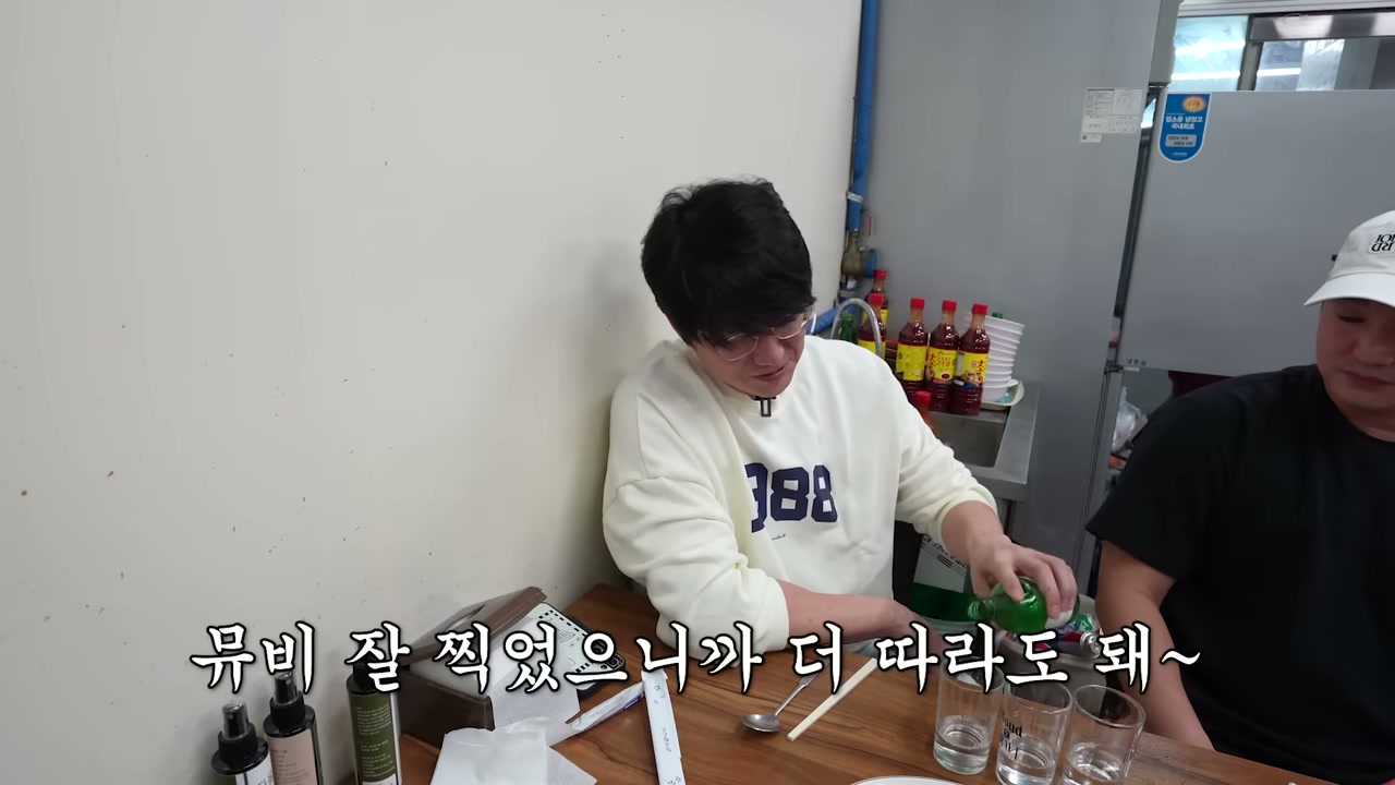 흰 벽에 자리를 붙인 좁은 홀