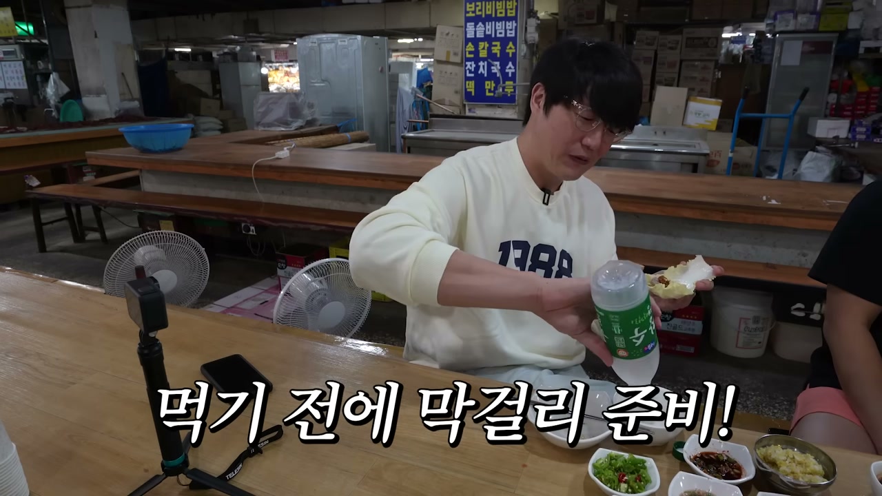 시장 좌판을 그대로 쓴 긴 테이블