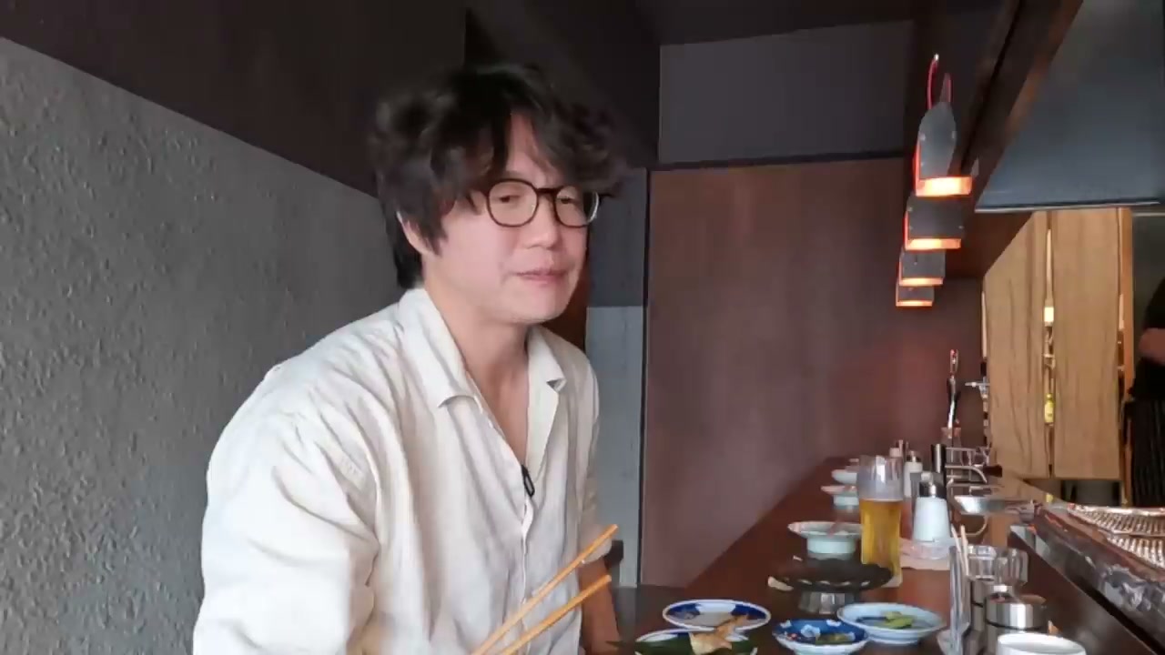 조명을 낮춘 좁고 긴 카운터