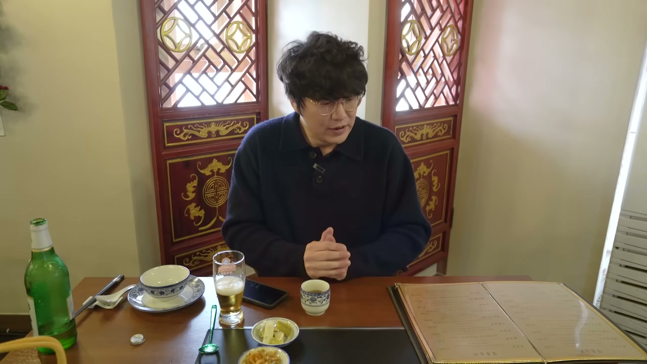 격자 창살로 칸을 나눈 자리