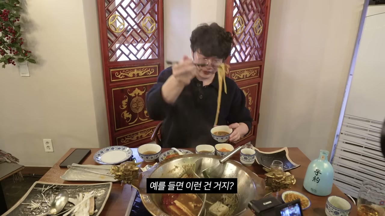상 위에 접시가 차곡차곡 쌓인다