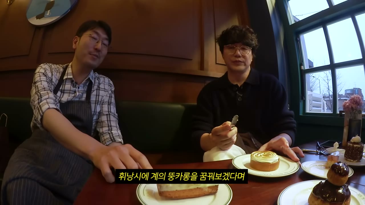 접시에 담아 낸 디저트