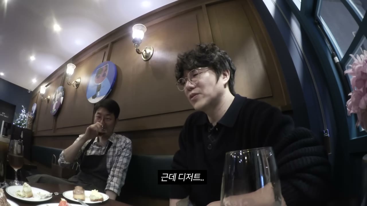 디저트와 와인을 함께 놓은 자리