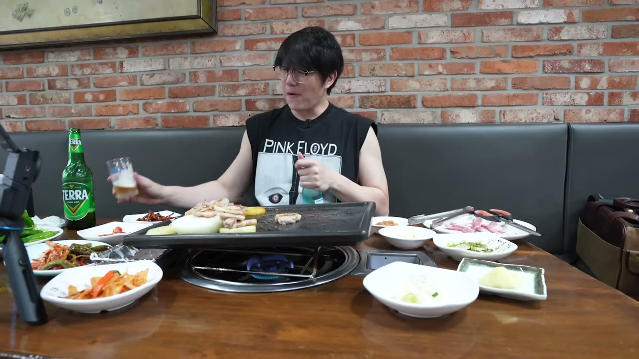 반찬이 여럿 깔린 상