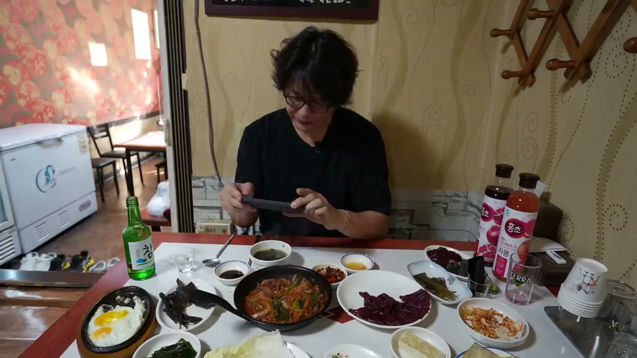 생고기와 찌개, 반찬이 함께 나온다