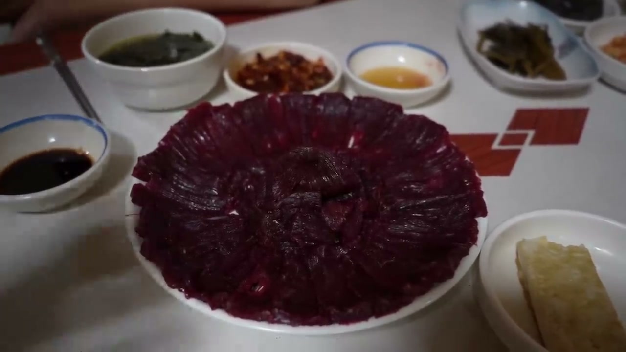 참조은생고기육회 붉게 깔아 낸 생고기 한 접시