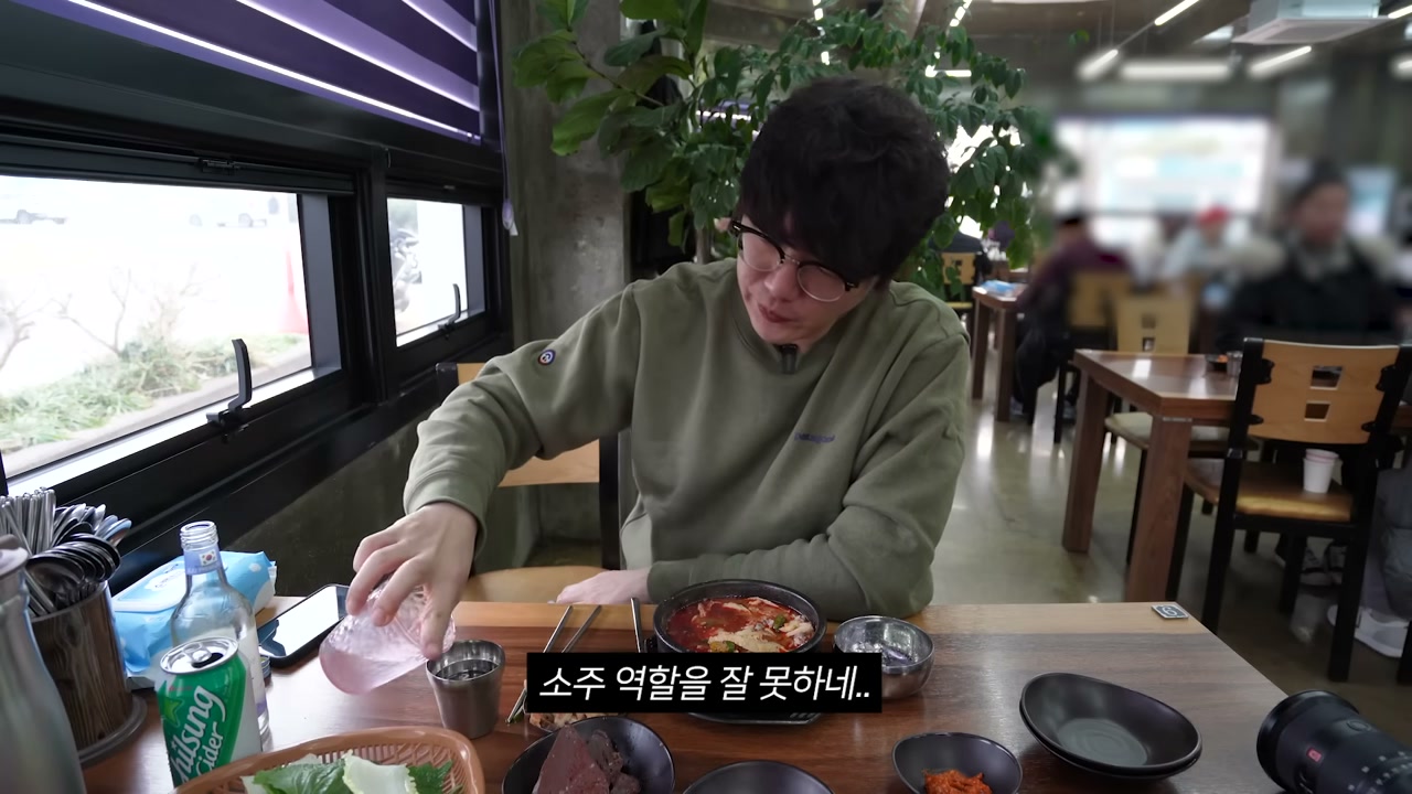 통창을 낀 밝은 홀