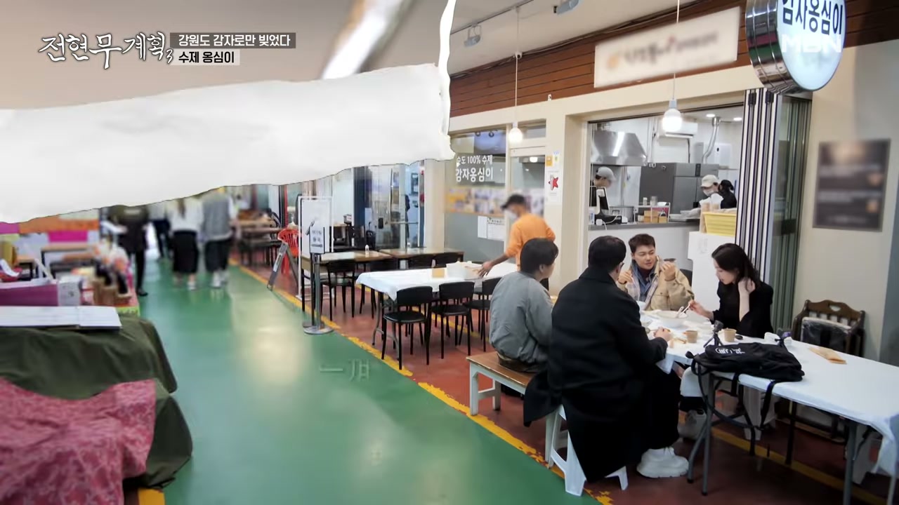 시장 안에 늘어선 식당 자리