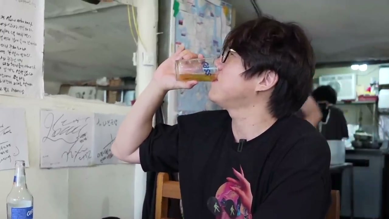 손님들이 남긴 손글씨가 벽을 채우고 있다