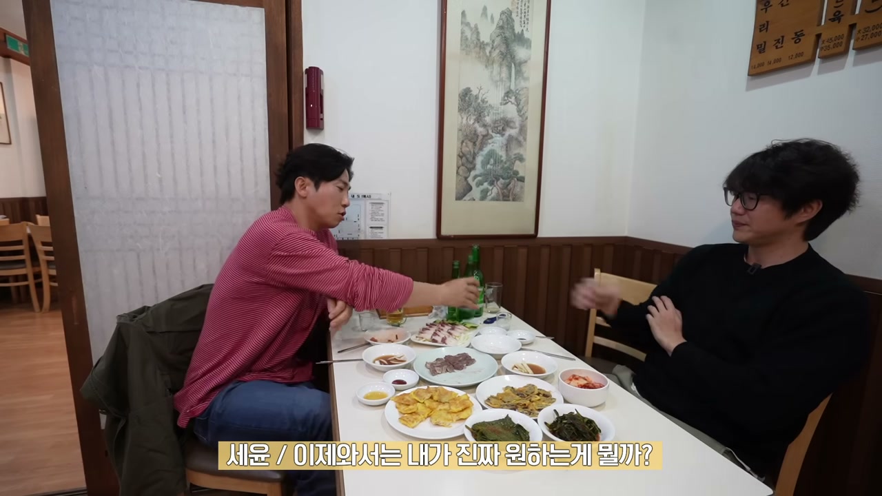 여러 접시를 놓고 나눠 먹는 구성