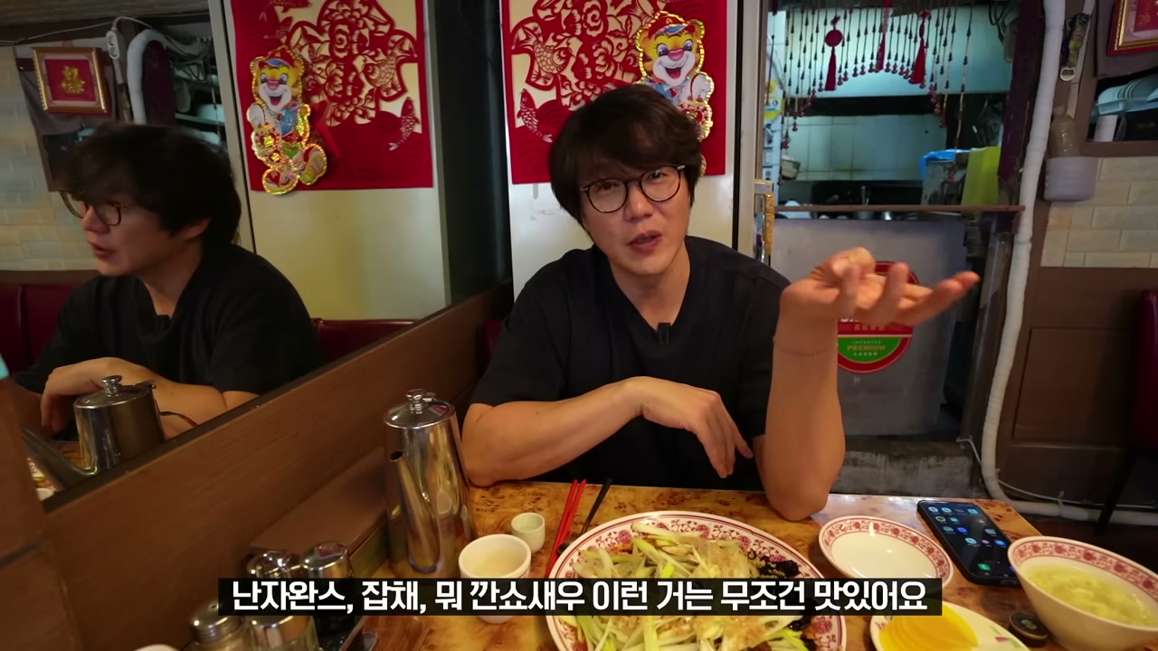 요리를 큰 접시에 담아 나눠 먹는다