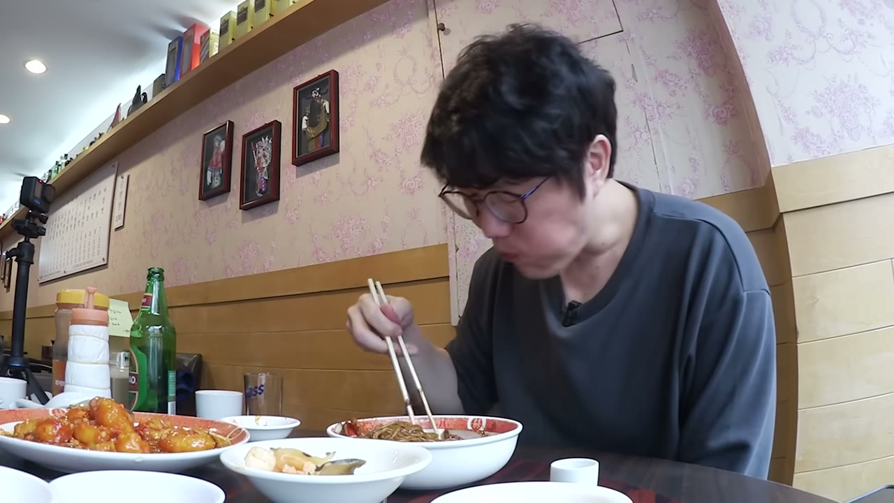 면과 요리를 함께 놓은 상