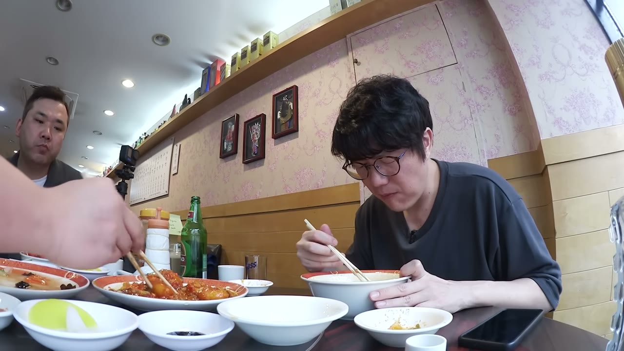 둘이 앉아 요리를 나눠 먹는 구성