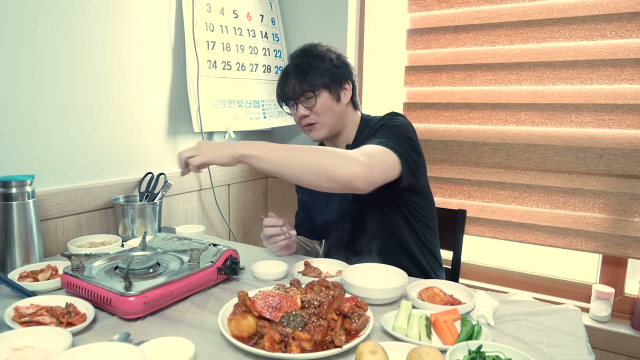 빨갛게 조려 나온 닭