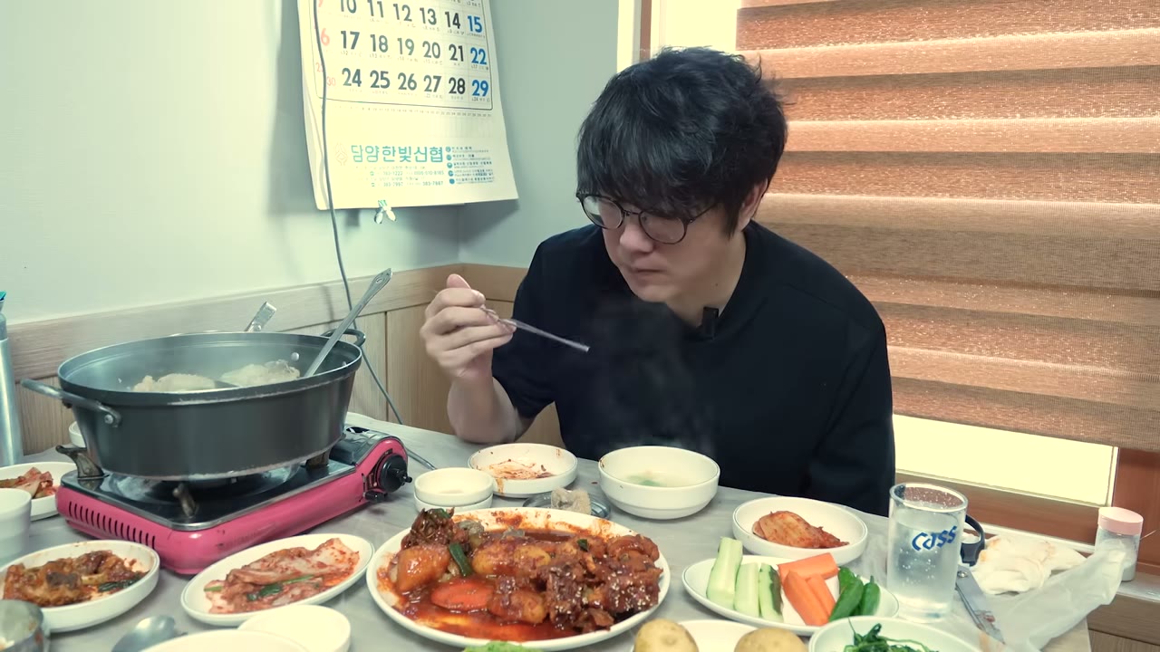 곁들이 반찬이 함께 깔린다