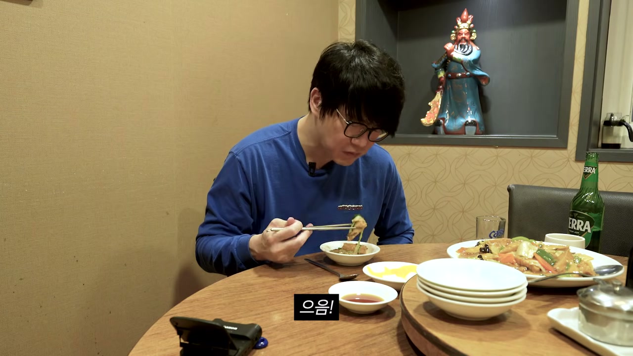 요리를 원탁에 올려 나눠 먹는다