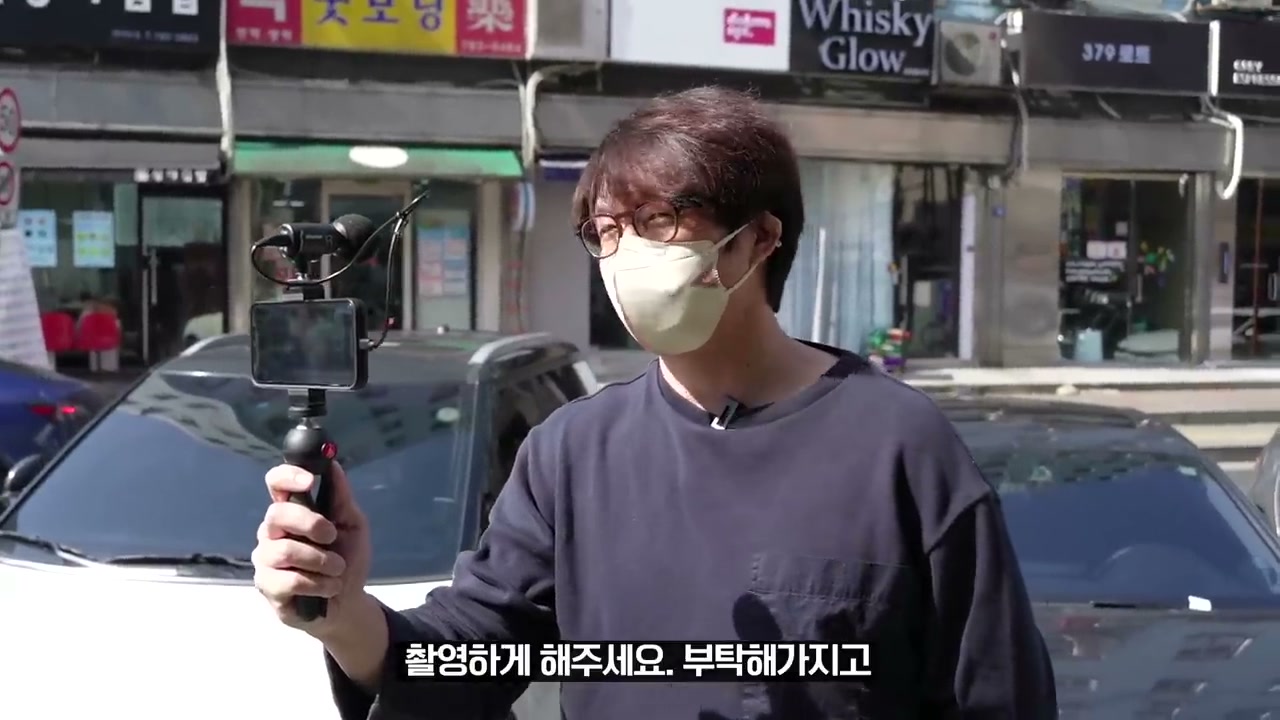 화목순대국 촬영을 부탁하러 가게 앞에 선 장면