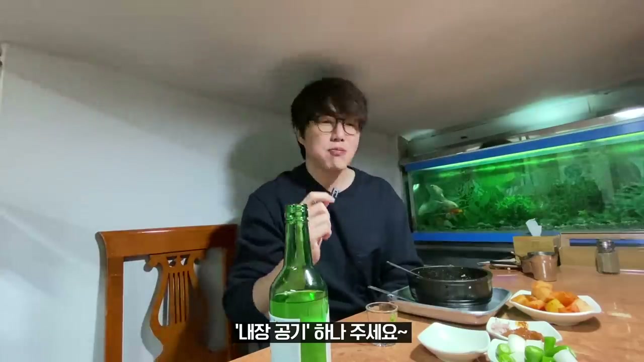 홀 한쪽에 수족관이 있다. 내장은 따로 공기로 추가한다