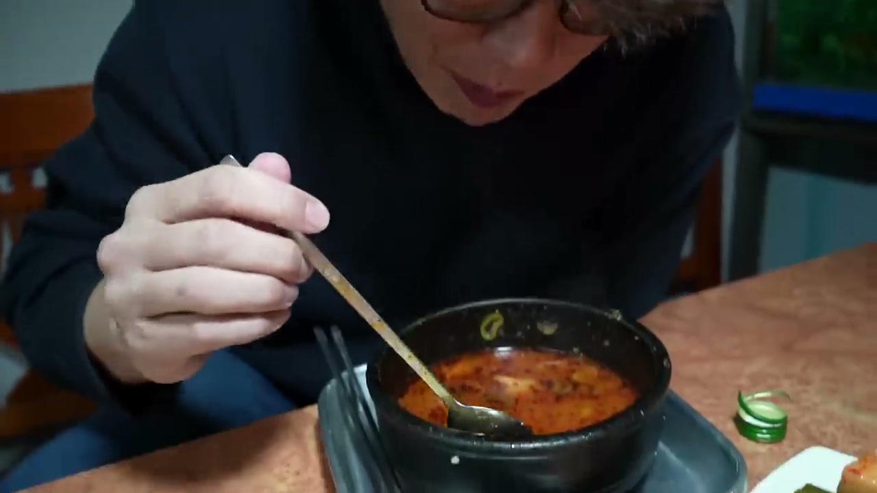 다진 양념이 풀려 국물이 붉게 오른다