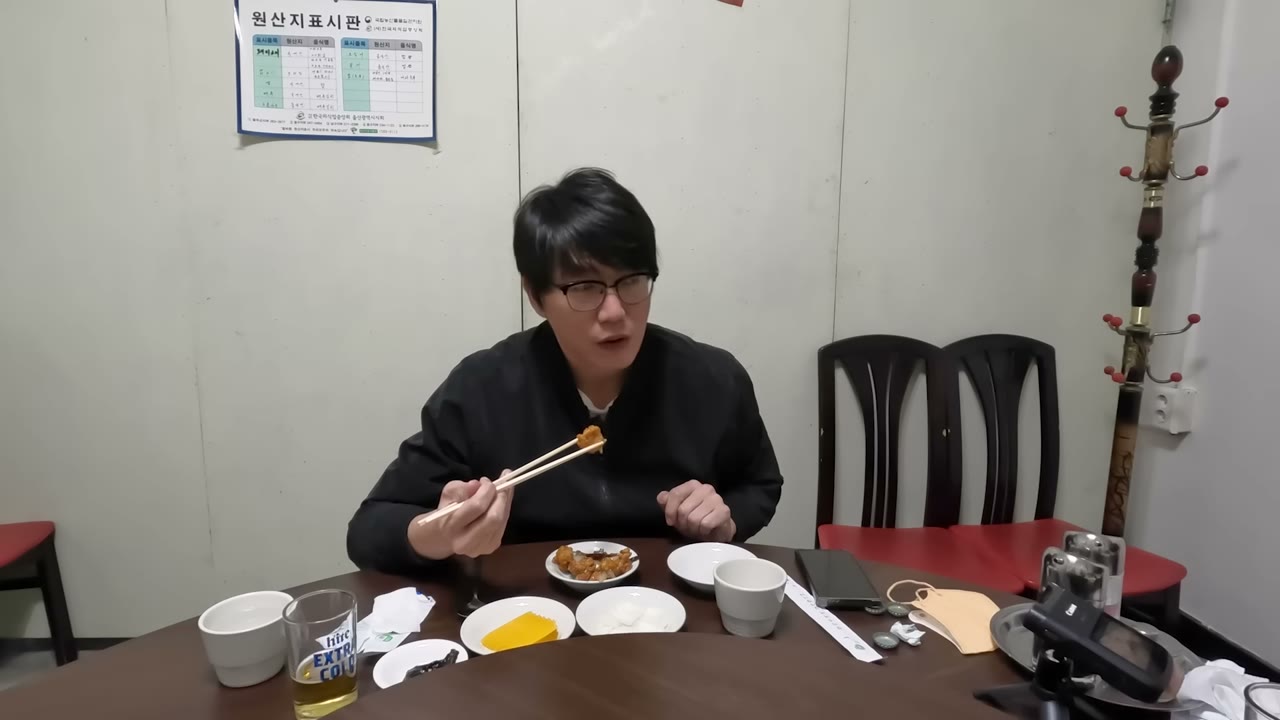 접시에 담겨 나오는 요리