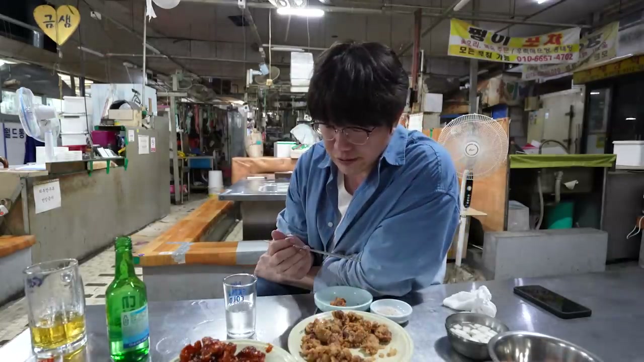 시장 통로에 그대로 놓인 테이블